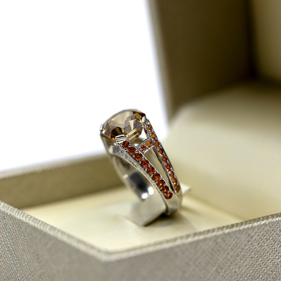 Harry Winston 5.76 Carat Diamond Engagement Ring - Picture 16 of 16